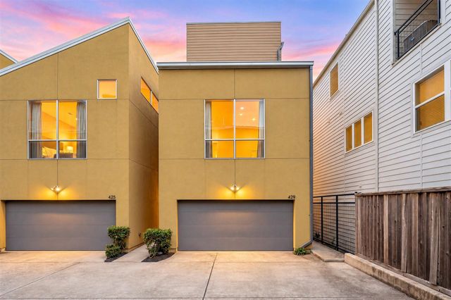 429 Meadow St — Meadow Street Twnhms