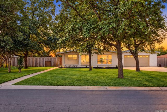 100 Riviera Dr — CASTLE HILLS