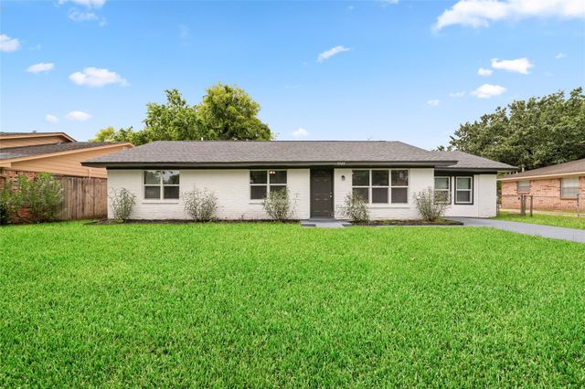 9723 Oldcrest Dr — Missouri City Estates