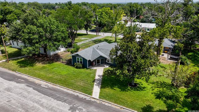 733 E KREZDORN ST — BAUER ADDN