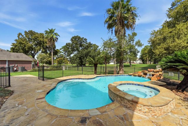 8407 Malardcrest Dr — WALDEN ON LAKE HOUSTON