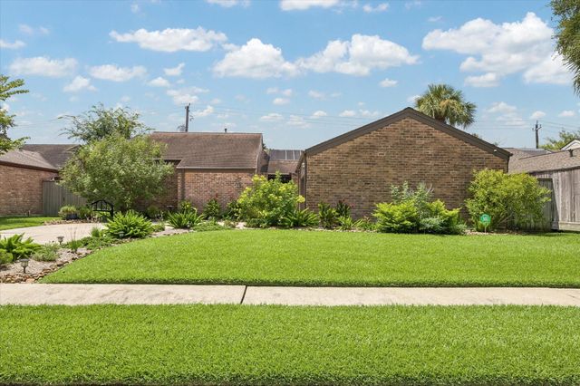 11315 Piping Rock Dr — Village West