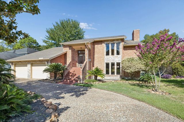 114 Lakeside Dr — April Sound