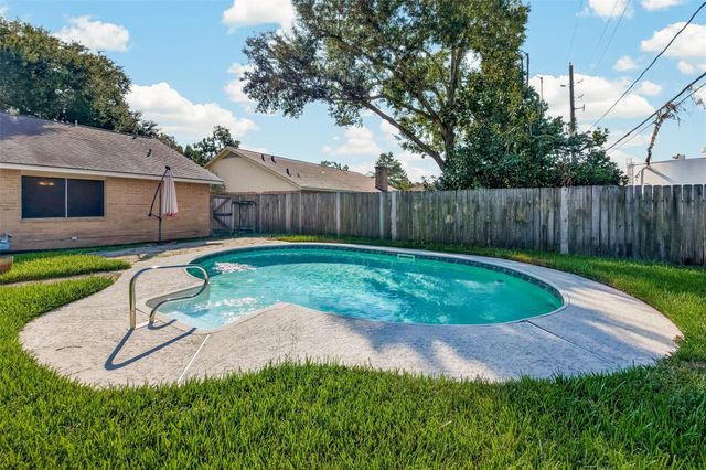 21719 Meadowhill Dr — Dove Meadows