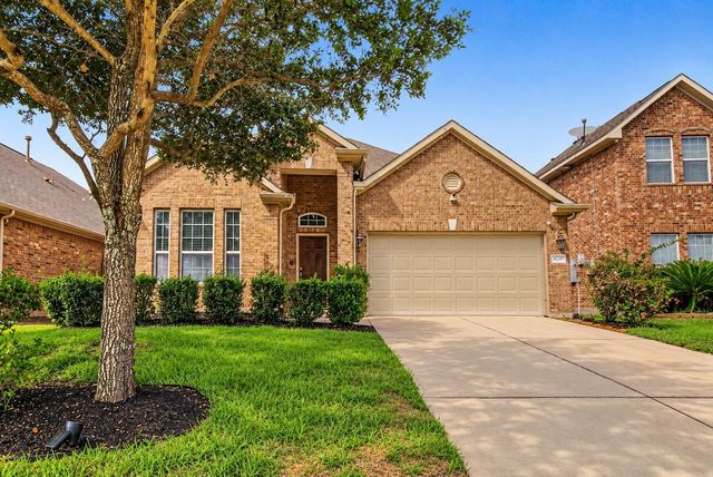 2209 Maple Point Dr N — Cedar Woods