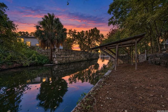 427 RIVER BEND DR — RIVER BEND