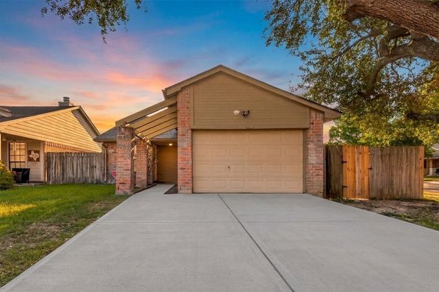 7102 Village Lake Dr — Lancaster