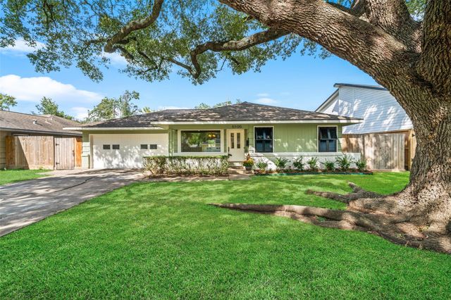 4806 Hummingbird St — Willowbrook