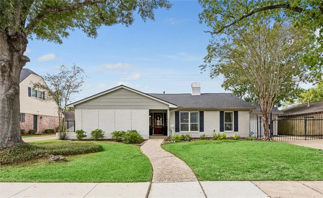 906 Walnut Bend Ln — Walnut Bend