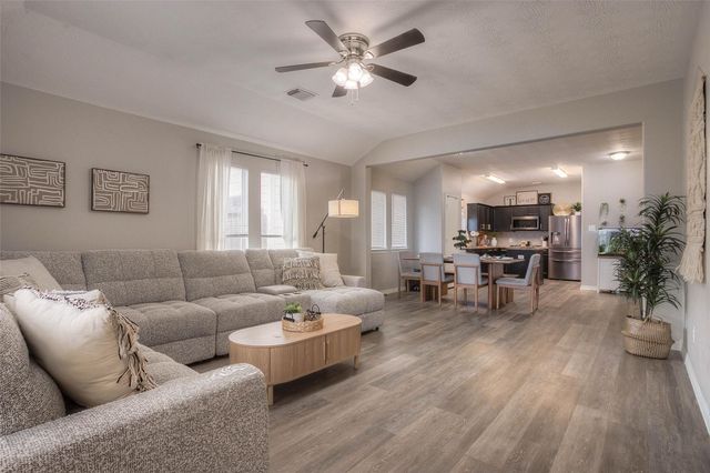 5049 Willow Point Dr — Hunters Glen