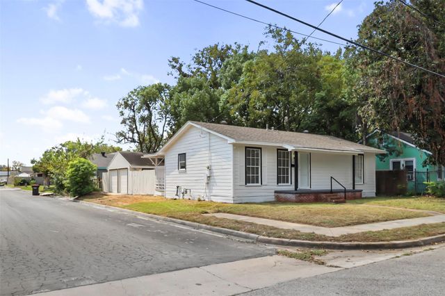 521 E Hunnicutt St — Wright W P