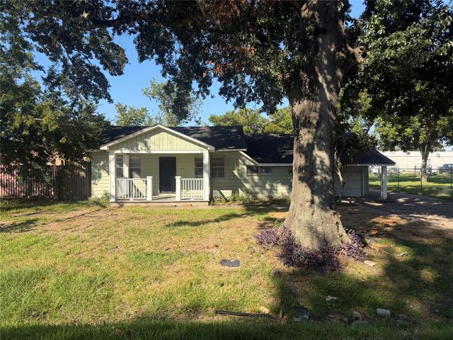 2434 Oleander Dr — Golden Acres