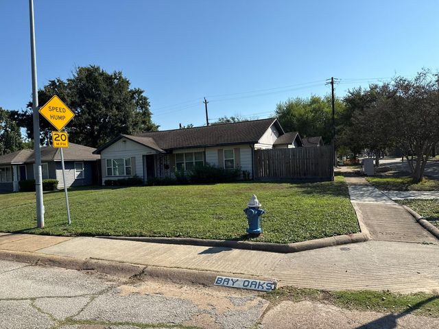 1102 Bay Oaks Rd — Timbergrove Manor