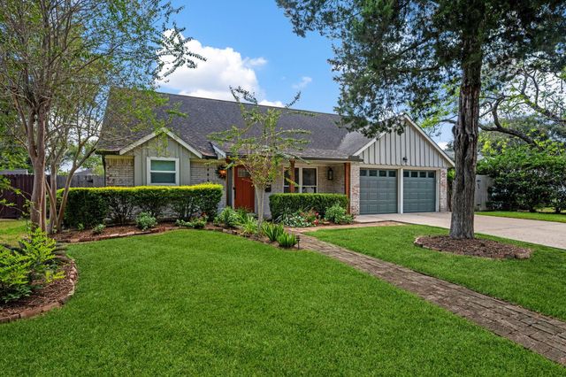 5711 Cerritos Dr — Westbury