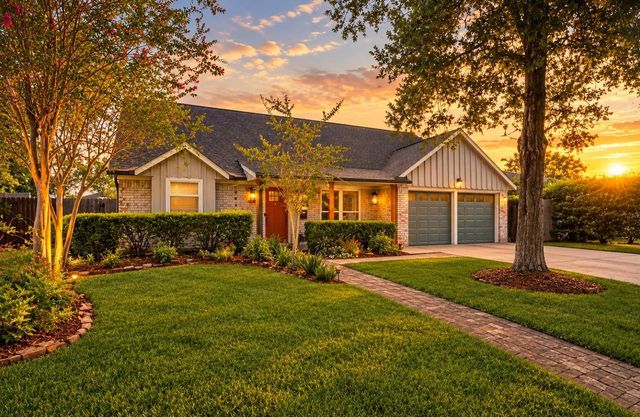 5711 Cerritos Dr — Westbury