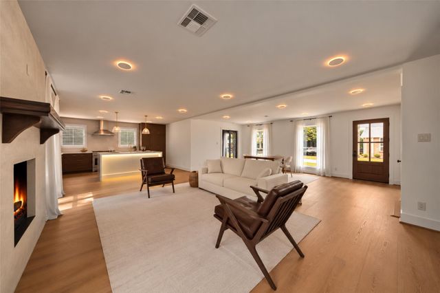 10111 Kerrwood Ln — Royal Oaks Sec 07