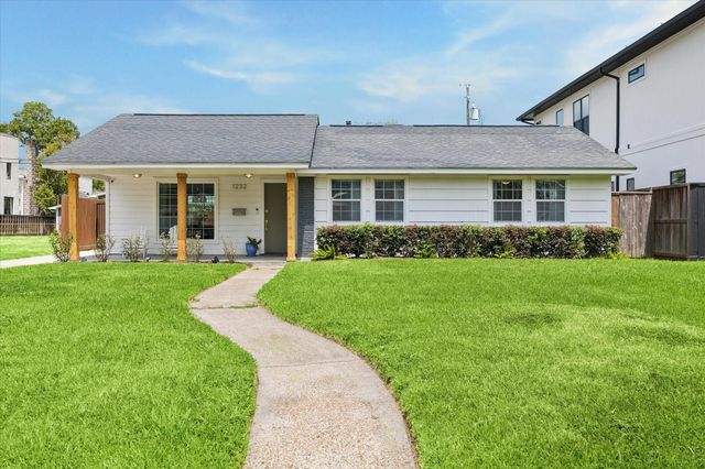 1232 Chantilly Ln — Oak Forest