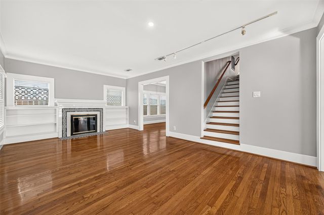 2438 White Oak Dr — Norhill Park