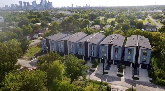 2205 Staples St C — Bleker Place