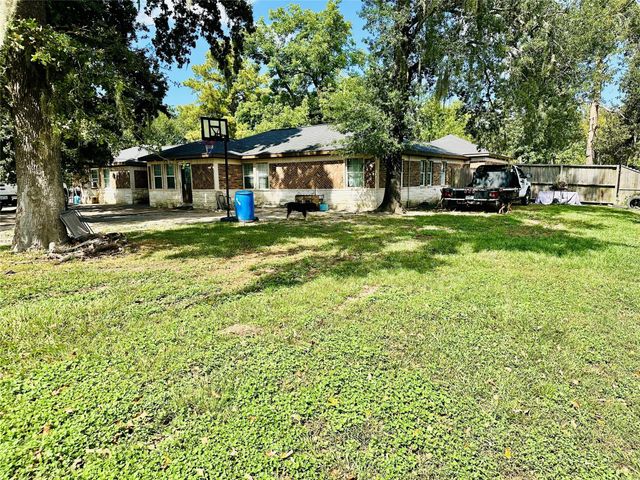 9302 Forest Dale Ln — Lake Forest