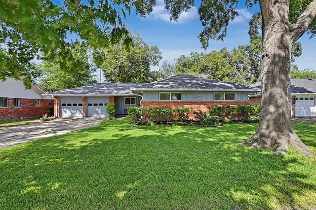 5322 Creekbend Dr — Westbury