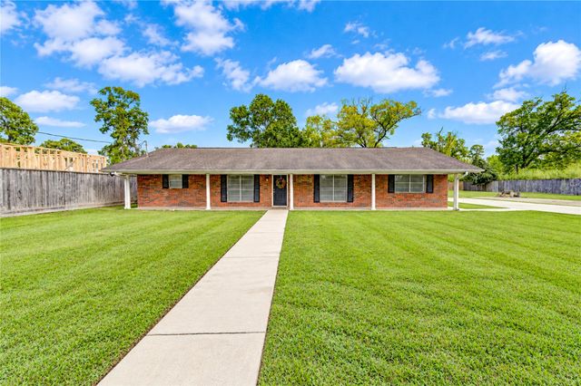 2422 De Soto St — Benson