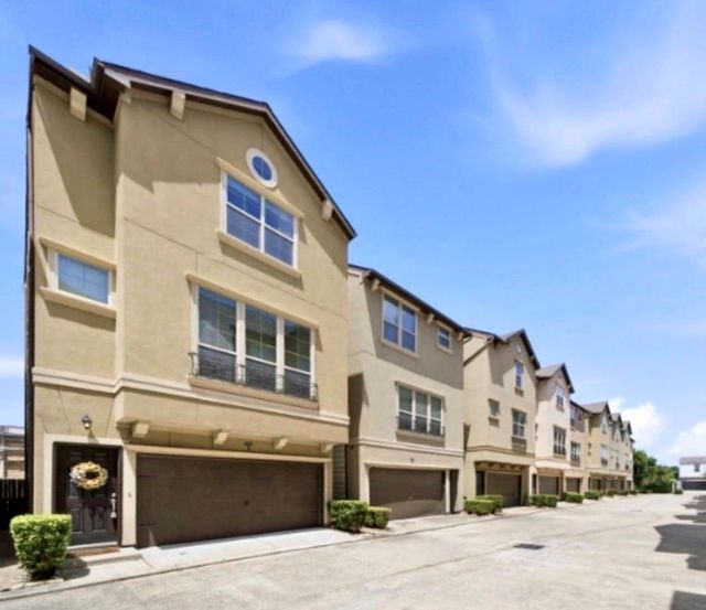 6363 Fairdale Ln L — Fairdale Place Reserve