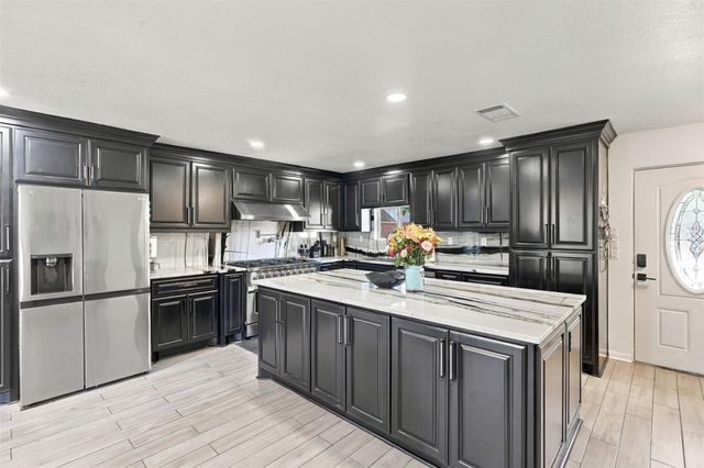 11922 Cottonwood Ln — Lakewood West