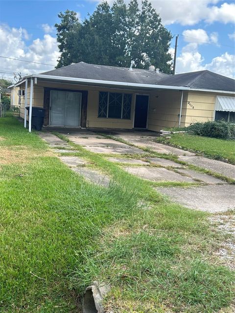 2402 Reinerman St — Cottage Oaks