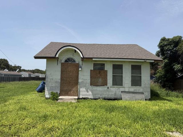 436 Lakeside Dr — Flour Bluff Estates