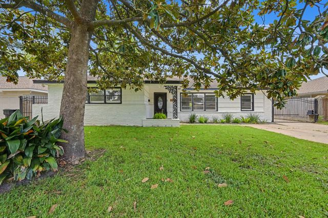 9613 Westview Dr — Long Point Woods