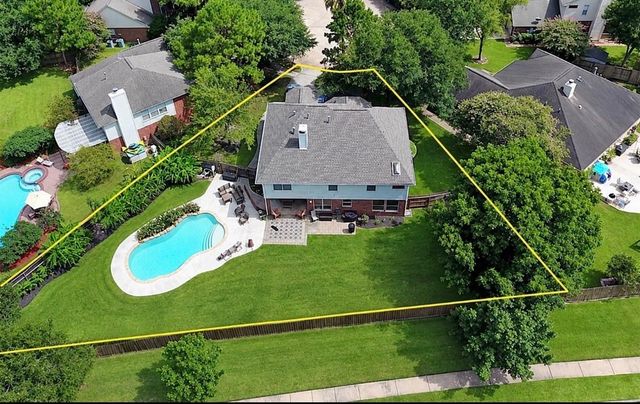 201 Carmicheal Ct — Meadow Bend 6 Ph III 89