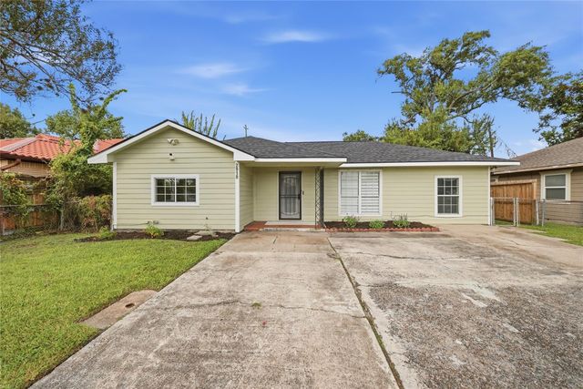 2919 Cochran St — North Oaks