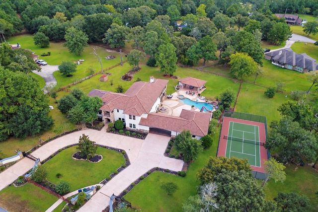 20 Lakefield Blvd — The Lakes 01