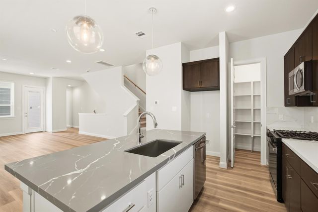 1811 Mills St — Hardy Views