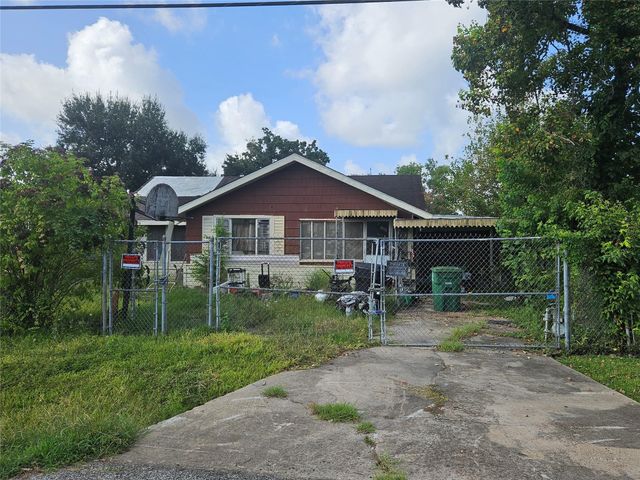 6826 Larkstone St — Pelham Place