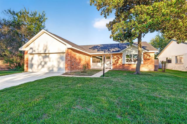 606 Old Colony Dr — The Grove