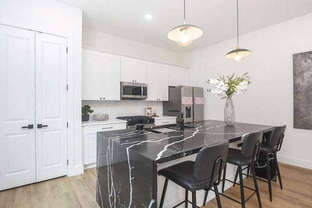 6537 Sealey St — Villas/Bland