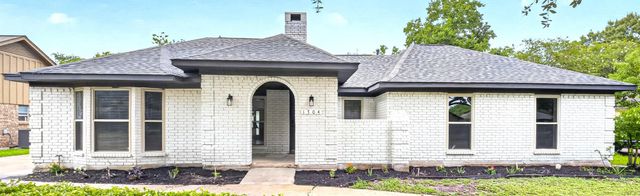 1704 Mulberry Dr — Long Woods