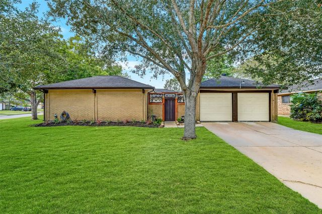 419 Broadmoor St — Sunmeadow 2